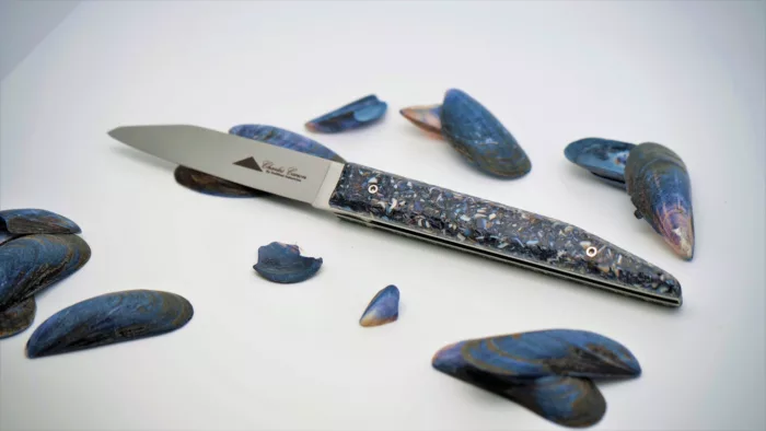 Charles Canon   Couteau pliant avec un manche en coquilles de moules recyclées